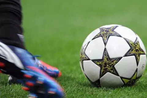 فترة تهدئة في حالة اشتباك اللاعبين.. 4 قرارات مرتقبة لتغيير كرة القدم